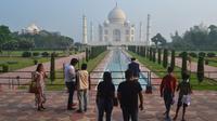 Wisatawan mengunjungi Taj Mahal, setelah ditutup selama lebih dari enam bulan, di Agra, India pada Senin (21/9/2020). Taj Mahal kembali dibuka untuk umum hari ini, Senin (21/9), saat negara dengan 1,3 miliar orang itu telah mencatat lebih dari 5,4 juta kasus Covid-19. (AP Photo/Pawan Sharma)