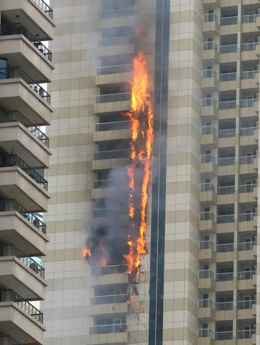 Api membakar gedung pencakar langit 75 lantai Sulafa Tower di Dubai, Rabu (20/7). Belum ada laporan mengenai korban namun, media setempat mewartakan api berawal dari suatu tempat di lantai 35 gedung itu. (REUTERS/Ahmed Jadallah)