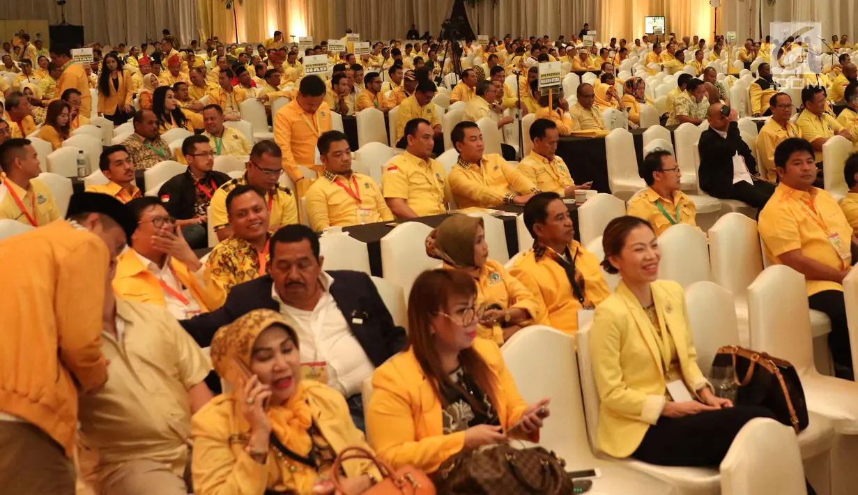 Sejumlah pengurus Partai Golkar menghadiri sidang paripurna munaslub Partai Golkar di Senayan, Jakarta ,Selasa (19/12). Paripurna tersebut membahas pandangan umum DPD 1 tiap tiap provinsi. (Liputan6.com/Angga Yuniar)