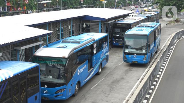 <span>Bus Transjakarta antre saat melintasi Shelter Harmoni, Jakarta, Kamis (5/11/2020). PT Transportasi Jakarta (Transjakarta) menargetkan di tahun 2030 seluruh armada merupakan bus listrik. Diharapkan total bus listrik mencapai 12.120 unit diakhir tahun 2030. (Liputan6.com/Immanuel Antonius)</span>