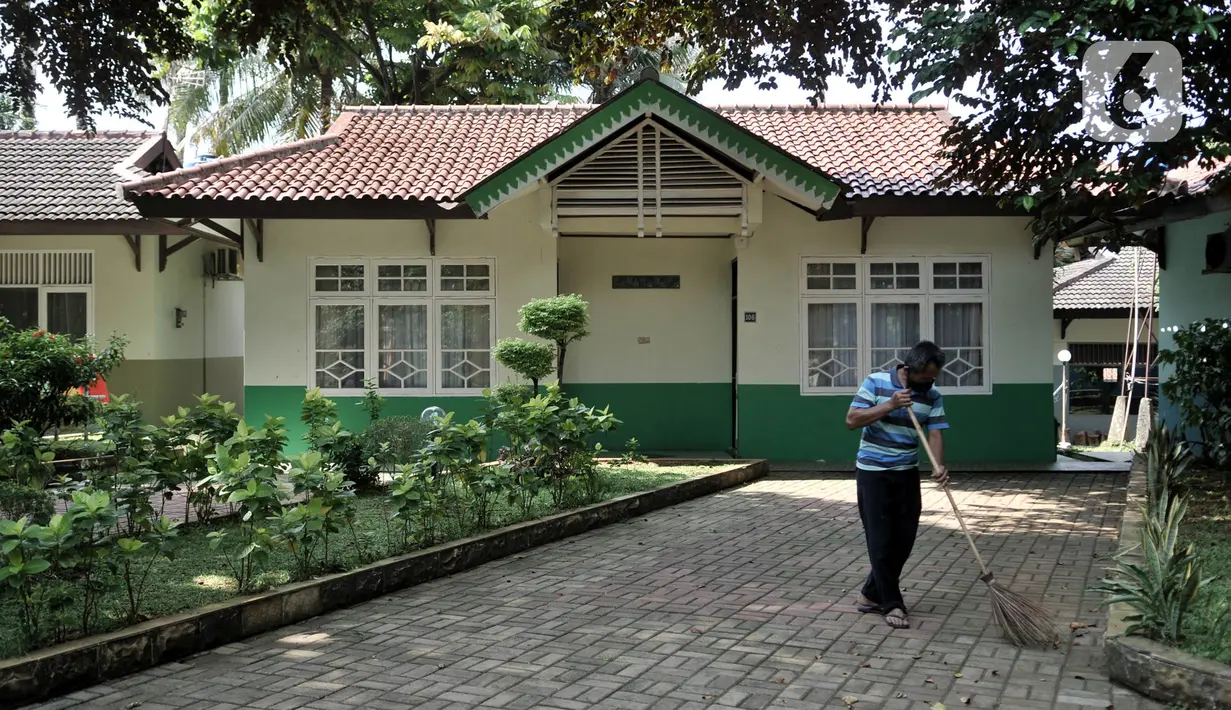 Petugas merapikan kamar yang akan dijadikan tempat tinggal sementara tenaga medis penanganan Covid-19 di SMK Negeri 57 Jakarta, Rabu (22/4/2020). Pemprov DKI menyiapkan ratusan sekolah sebagai tempat tinggal bagi tenaga medis dan lokasi isolasi pasien Covid-19. (merdeka.com/Iqbal S Nugroho)