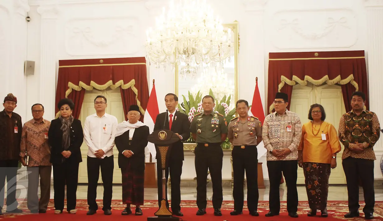 Presiden Jokowi memaparkan pernyataan didampingi Panglima TNI, Kapolri serta delapan tokoh dari organisasi keagamaan tokoh lintas agama di Istana Merdeka, Jakarta, Selasa (16/5). (Liputan6.com/Angga Yuniar)