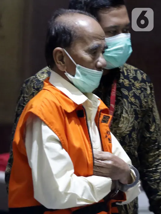 Gubernur Riau 2014-2019 Annas Maamun sesaat sebelum rilis penahanan di Gedung KPK, Jakarta, Rabu (30/3/2022). KPK resmi menahan Annas Maamun atas dugaan menyuap Ketua DPRD Riau 2009-2014, Johar Firdaus terkait pergeseran dan perubahan anggaran proyek. (Liputan6.com/Helmi Fithriansyah)