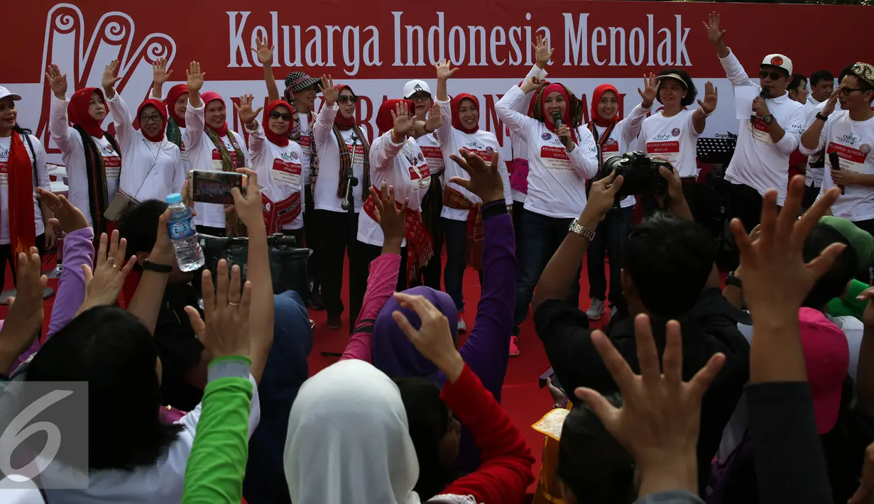 Organisasi Aksi Solidaritas Era (Oase) mengkampanyekan dukungan Keluarga Indonesia Menolak Narkoba, Pornografi, dan Kekerasan Terhadap Perempuan dan Anak saat Car Free Day di Bundaran HI, Jakarta, Minggu (4/9). (Liputan6.com/Johan Tallo)
