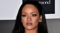 Rihanna adalah penyanyi, penulis lagu, dan model berkebangsaan Barbados. 
