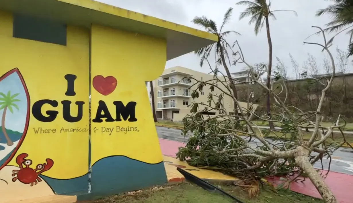 Topan Mawar menerjang utara wilayah Guam AS pada 24 Mei , kata gubernur pulau itu, membawa angin berkecepatan 230 km / jam.yang merusak ke pos terdepan militer Pasifik.  (AFP/James Reynolds)