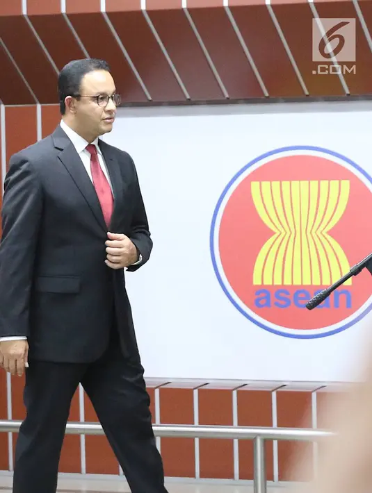 Gubernur DKI Jakarta Anies Baswedan bersiap memberikan sambutan saat meresmikan Stasiun MRT di Jalan Sisingamangaraja, Rabu (10/4). Peresmian diharapkan dapat mempermudah akses masyarakat dan wisatawan Negara ASEAN saat diadakan pertemuan di Sekretariat ASEAN (Liputan6.com/Immanuel Antonius)