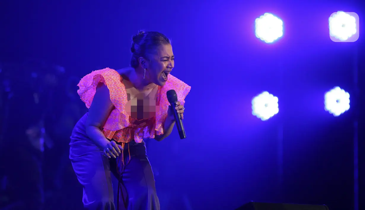 Penyanyi Ruth Sahanaya bernyanyi saat berkolaborasi bersama komposer Erwin Gutawa pada hari pertama BNI Java Jazz Festival 2022 di JIExpo Kemayoran, Jakarta, Jumat (27/5/2022). Java Jazz Festival 2022 digelar pada 27-29 Mei setelah vakum selama dua tahun akibat pandemi COVID-19. (Liputan6.com/Johan Tallo)