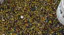 Ribuan orang menyemut di dekat Chinatown di ibukota Malaysia Kuala Lumpur, Malaysia, Sabtu (29/8/2015). Mereka menuntut Perdana Menteri Najib Razak untuk mengundurkan diri karena diduga melakukan korupsi. (Reuters/ Athit Perawongmetha)