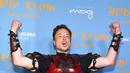 Elon Musk berpose saat menghadiri Pesta Halloween Tahunan ke-21 Heidi Klum di Sake No Hana di Moxy Lower East Side di New York City pada 31 Oktober 2022. Orang terkaya di dunia tampak berpose dengan baju besi samurai merah. (Noam Galai/Getty Images for Heidi Klum/AFP)