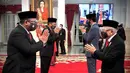 Wakil Presiden Ma'ruf Amin (kanan) memberi selamat kepada Yaqut Cholil Qoumas usai Presiden Joko Widodo melantiknya sebagai Menteri Agama di Istana Negara, Jakarta, Rabu (23/12/2020). (Foto: Muchlis Jr - Biro Pers Sekretariat Presiden)