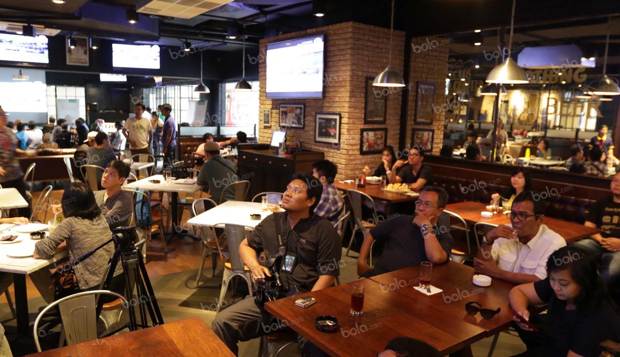 Suasana nonton bareng balapan perdana Rio Haryanto pada Formula 1 di Resotran Brewerkz, Senayan City, Jakarta, Minggu (20/3/2016). (Bola.com/Nicklas Hanoatubun )
