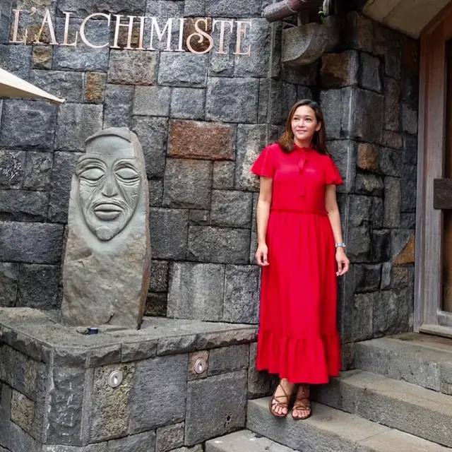 Pesona Maia Estianty Pakai Busana Warna Merah, Elegansi yang Tak Pernah Redup
