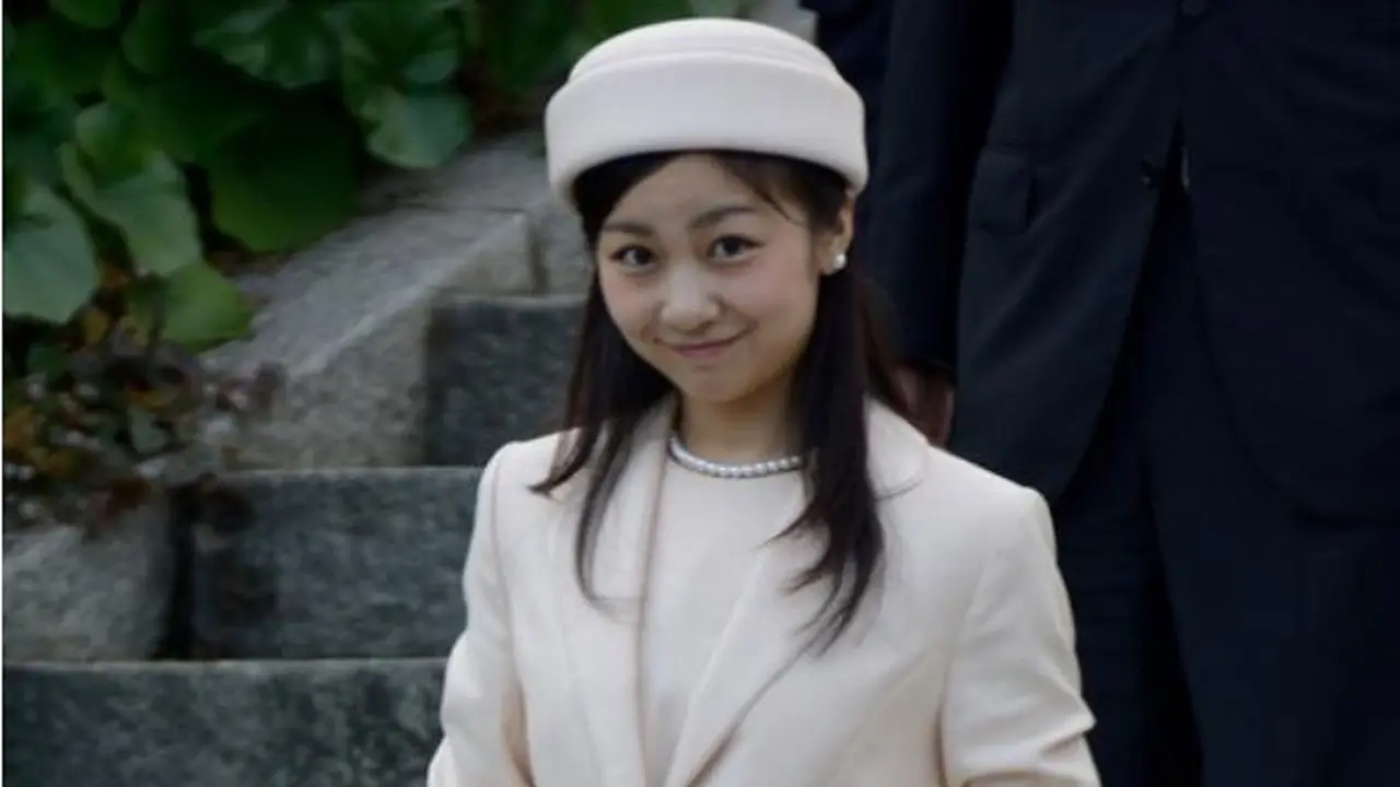 Senyum Manis Putri Mahkota Pukau Publik Jepang