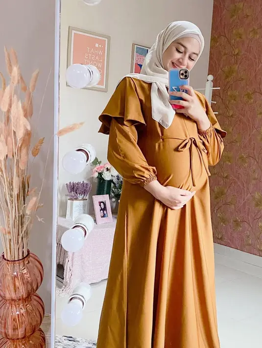 “Bismillahirrahmanirrahim. Assalammualaikum semuanya. Kenalin nama aku “Kaluna Ganara Chandra”. Anak ketiga, putri kedua dari papa @chandratauphann dan Mama Nina,” tulis Nina, Kamis (12/11/2020). (instagram/ninazatulini22)