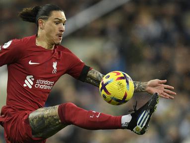 Benfica kini menjelma menjadi klub penghasil pemain-pemain berkualitas yang banyak diminati oleh klub-klub besar di liga top Eropa, termasuk di Liga Inggris. Para pemain yang kebanyakan adalah hasil pembinaan tim akademi mereka tersebut dilepas Benfica rata-rata dengan harga mahal yang tentunya membuat klub meraup keuntungan melimpah. Berikut ini daftar 5 pemain terakhir Benfica yang dilepas ke beberapa klub di Liga Inggris. (AFP/Oli Scarff)