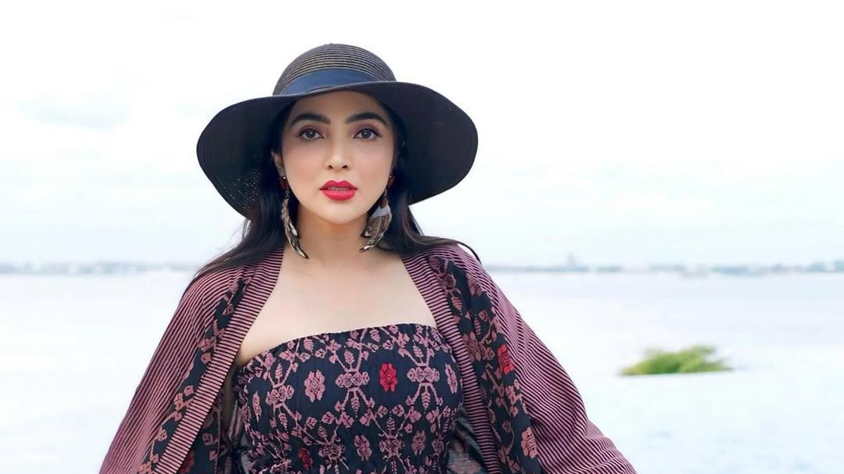 Gaya Turis Modis dari Ashanty Saat Liburan ke Bali, Pakai Wastra Modern dari Brand Lokal Kesayangannya