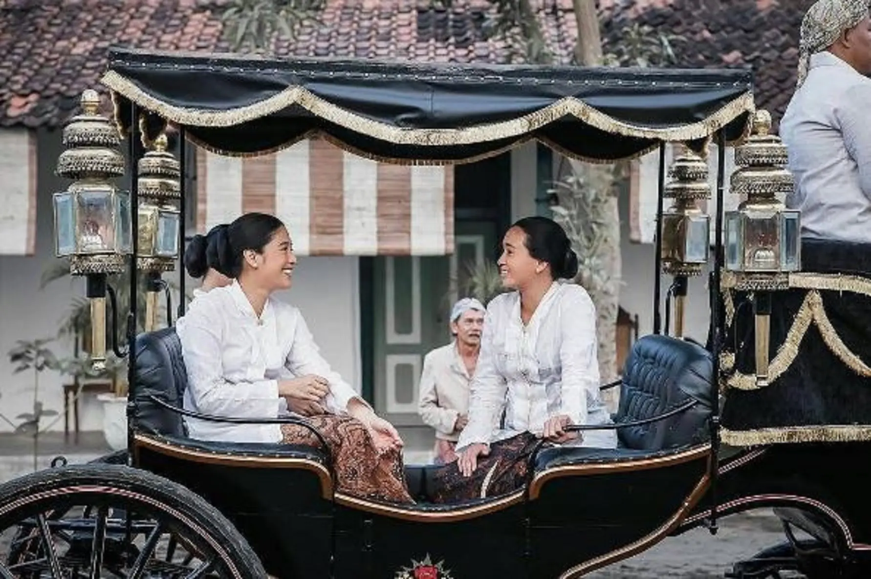 Dian Sastrowardoyo berperan sebagai Kartini (Instagram/@therealdisastr)