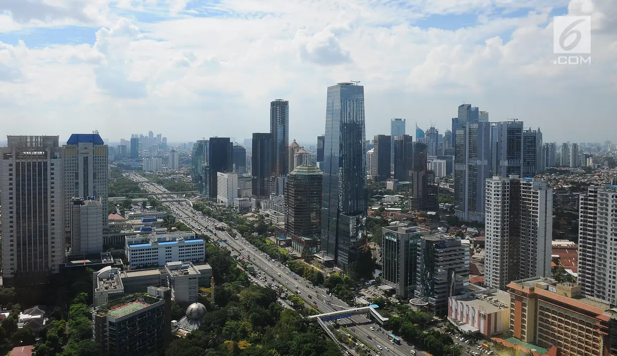 Suasana pertumbuhan gedung bertingkat dan pemukiman padat penduduk di kawasan Jakarta, Kamis (2/5/2019). The Skyscraper Center mencatat pertumbuhan gedung tinggi di ibu kota terus meningkat dengan jumlah saat ini mencapai 382 gedung. (Liputan6.com/Angga Yuniar)