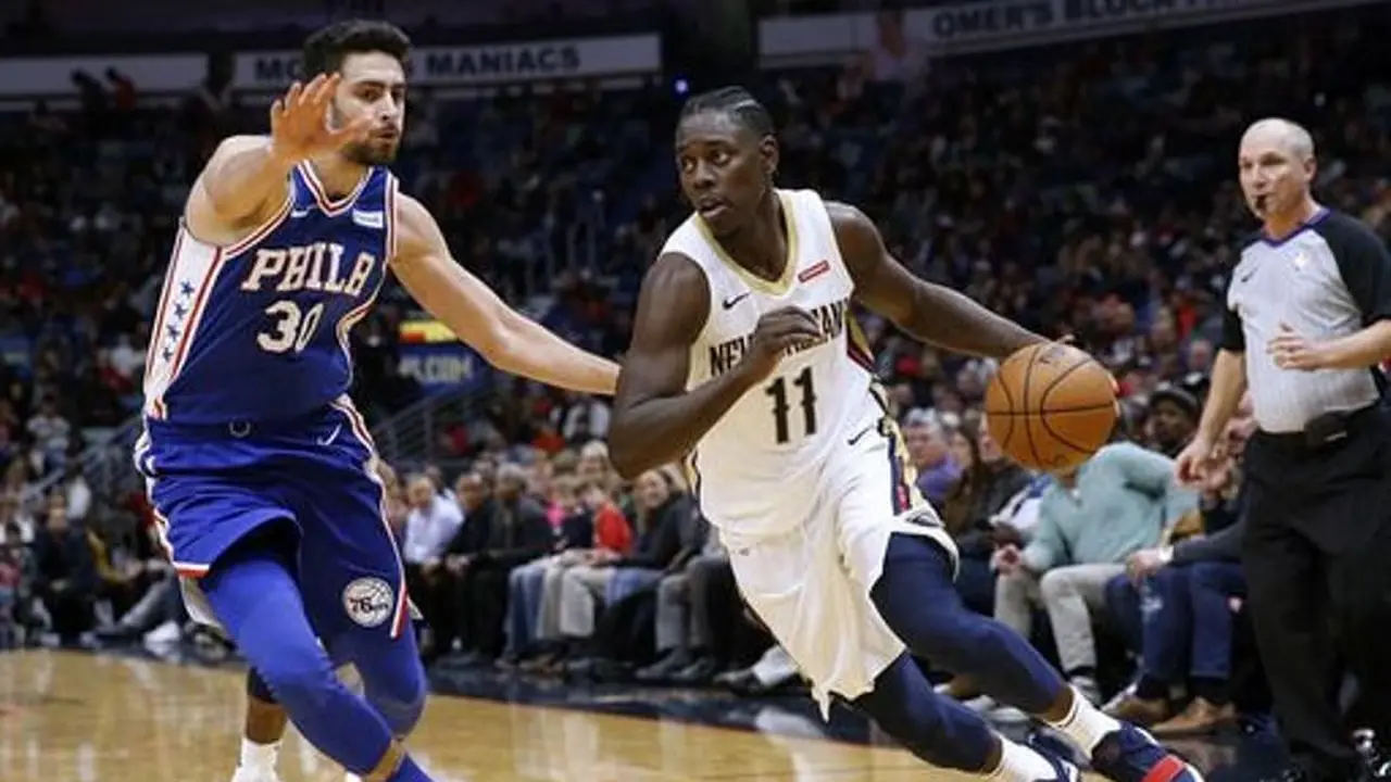 Jrue Holiday menerobos pertahanan Sixers