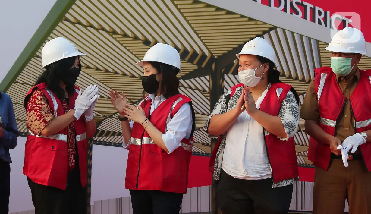 CEO Commercials & Hotels Amantara, Agung Sedayu  Natalia Kusumo (kedua kanan), Wamen Pariwisata dan Ekonomi Kreatif Angela Tanoesoedibja (tengah), dan Indonesia Design District Director Soesilawati (kiri) saat ground breaking Indonesia Design District di PIK 2, Kabupaten Tangerang, Banten, Senin (30/5/2022). (Liputan6.com/Angga Yuniar)