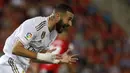 Striker Real Madrid, Karim Benzema, tampak kecewa saat melawan Real Mallorca pada laga La Liga Spanyol di Stadion Iberostar, Mallorca, Sabtu (19/10). Mallorca menang 1-0 atas Madrid. (AFP/Javier Reina)