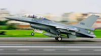 Pesawat jet tempur tipe F-16 buatan AS milik Angkatan Udara Taiwan melakukan pendaratan di jalan raya dalam rangkaian latihan militer "Han Kuang" di wilayah selatan Changhua, Selasa (27/5/2019). Latihan perang itu sebagai simulasi untuk mengantisipasi serangan China. (Military News Agency via AP)
