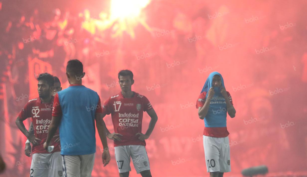Para Pemain Bali United terlihat sedih saat kalah dari Persija Jakarta pada laga Trofeo Persija di Stadion Utama Gelora Bung Karno, Jakarta, Sabtu (9/4/2016). (Bola.com/Nicklas Hanoatubun)