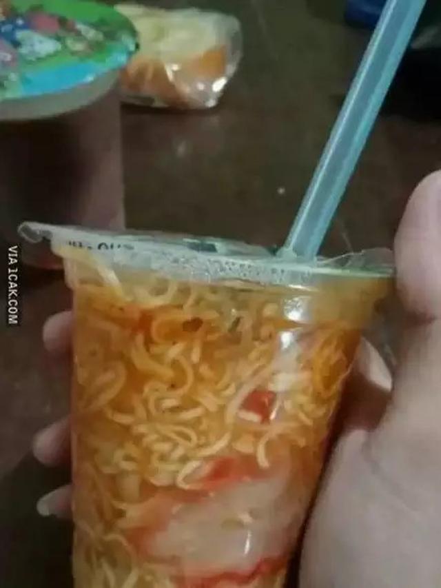 6 Potret Orang Menyusahkan Diri saat Makan Mi Ini Bikin Geleng Kepala