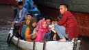 Sejumlah warga menggunakan perahu sampan utuk melaksanakan salat Idul Fitridi Pelabuhan Sunda Kelapa, Jakarta, Senin (28/7/14). (Liputan6.com/Miftahul Hayat)