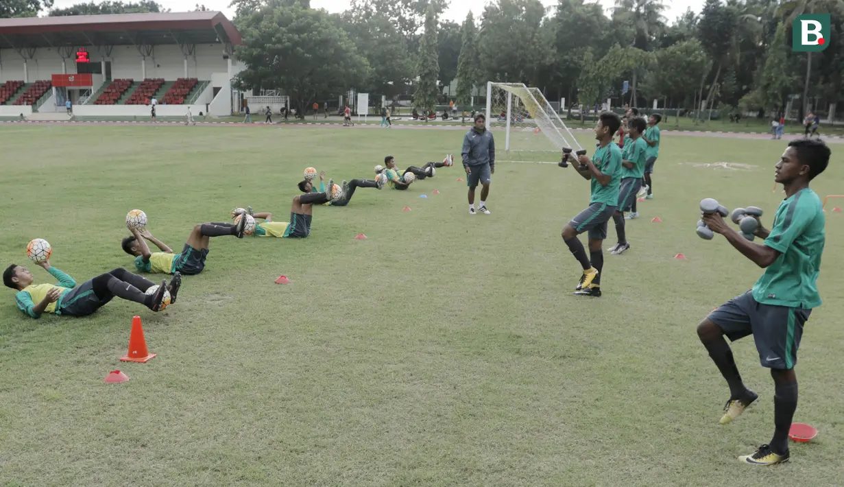Pemain Timnas U-16 saat latihan di Lapangan Atang Soetrisna, Cijantung, Jakarta, Selasa (20/2/2018). Pemusatan latihan tahap kedua ini dilakukan untuk persiapan turnamen Jenesys di Jepang. (Bola.com/M Iqbal Ichsan)