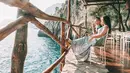 Lihat betapa romantisnya Nikita dan Indra saat menikmati pemandangan laut di Positano. "Cant wait till our next summer trip," tulis Nikita sebagai keterangan foto. (Foto: instagram.com/nikitawillyofficial94)