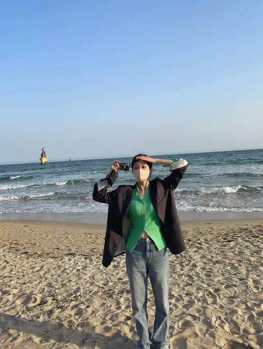 Tak hanya untuk bekerja, bahkan ia juga mengenakan blazer saat di pantai. [Foto: IG/rohyoonseo].