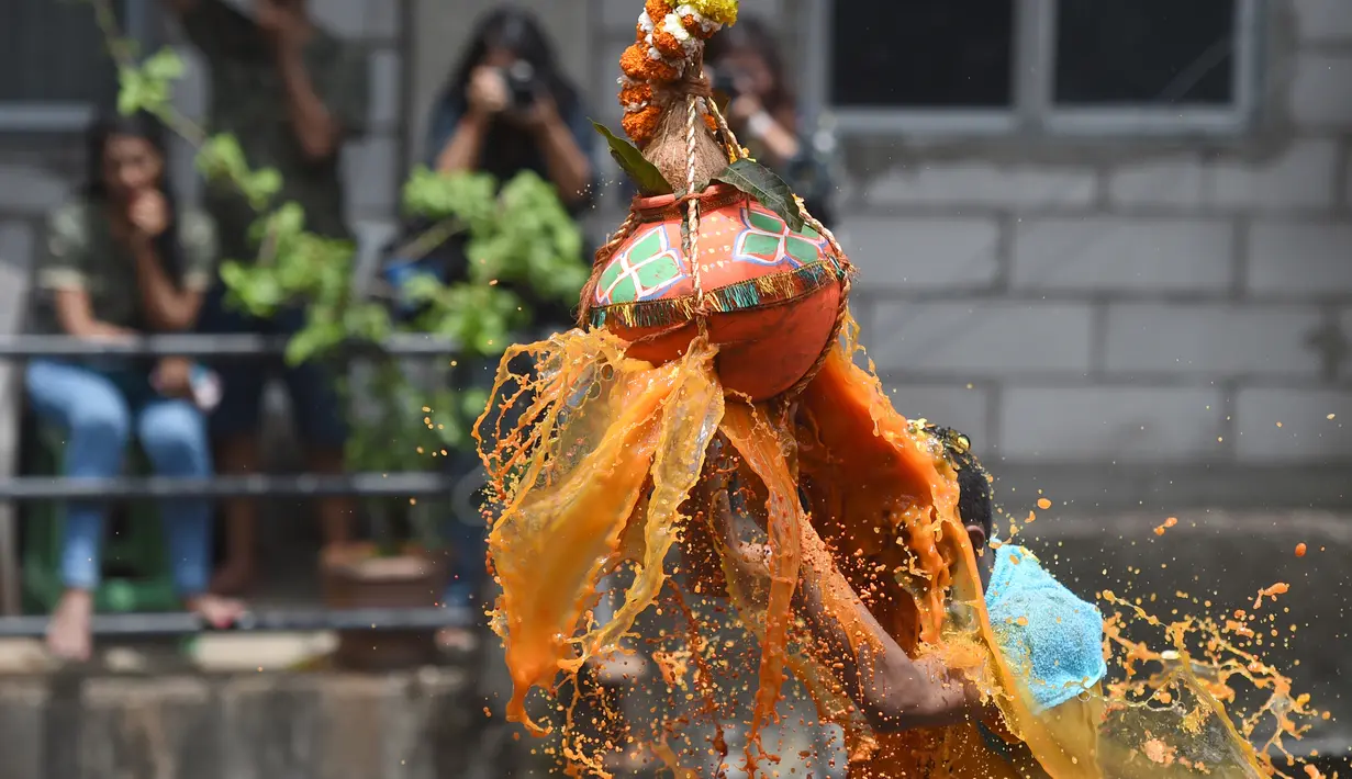 Pemuda India berhasil memecahkan kendi berisi semacam susu saat membentuk piramida manusia dalam perayaan Festival Janmashtami di Mumbai, Senin (3/9). Festival merayakan lahirnya Dewa Krishna itu digelar di seluruh penjuru India. (INDRANIL MUKHERJEE/AFP)