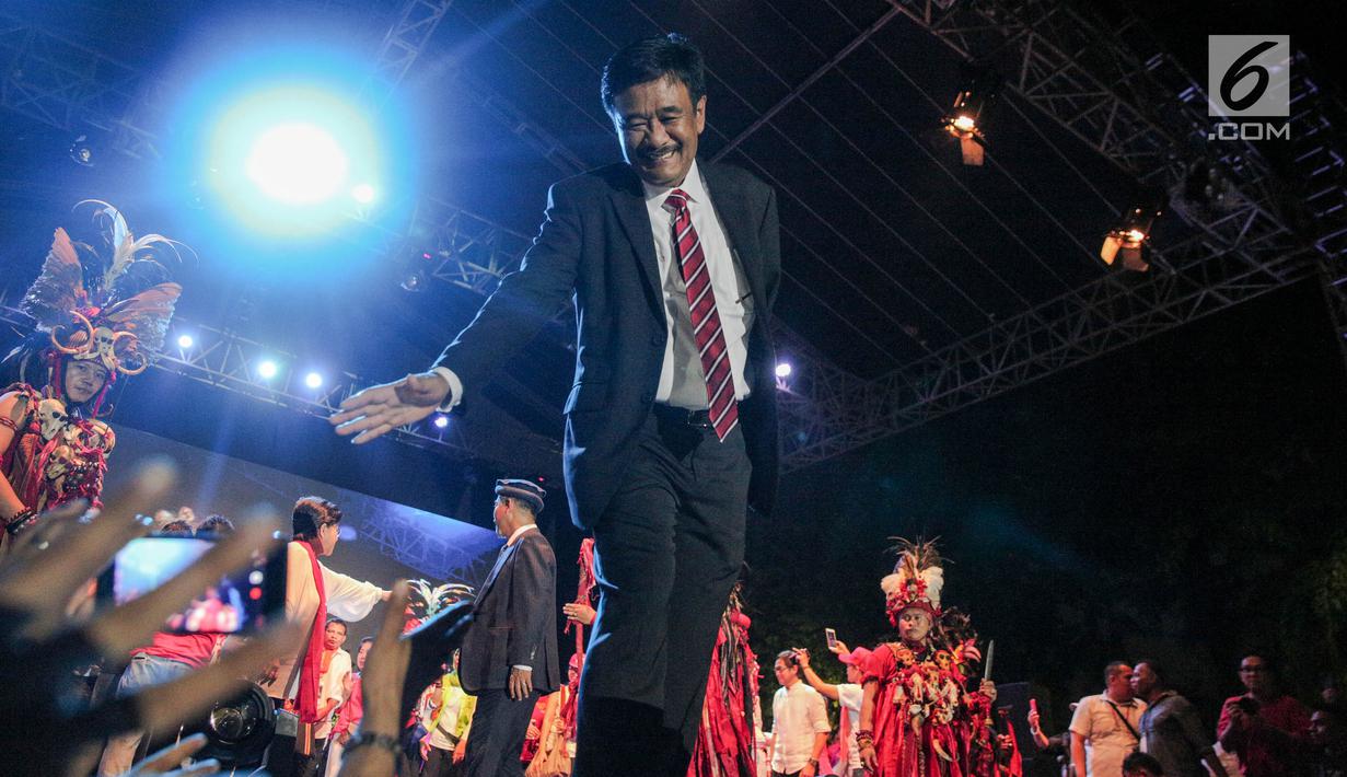 Gubernur DKI Jakarta, Djarot Saiful Hidayat menyapa warga dalam acara Kaleidoskop dan Terima Kasih Gubernur 2012-2017, di Lapangan Banteng, Jakarta, Sabtu (14/10). (Liputan6.com/Faizal Fanani)