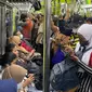 Suasana KRL Commuter Line Jakarta-Bogor pada Rabu, 9 Maret 2022 malam, yang bertepatan dengan diterapkan kebijakan duduk tanpa berjarak. (Dok Penumpang KRL Wibi Pratama)