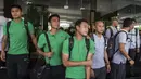 Pemain Timnas Indonesia, Bagas Adi dan Hansamu Yama, bersiap meninggalkan Hotel Grand Zuri, Jawa Barat, Selasa (6/11). Timnas Indonesia akan berangkat ke Singapura untuk berlaga pada Piala AFF 2018. (Bola.com/Vitalis Yogi Trisna)