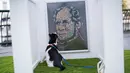 Seekor kucing mengamati instalasi seni bertajuk "The Hand That Feeds" karya Noah Scalin selama pameran Dogumenta di Manhattan, AS, 11 Agustus 2017. Pameran ini dipajang di Brookfield Place, Lower Manhattan dari 11 - 13 Agustus 2017. (AP/Mary Altaffer)