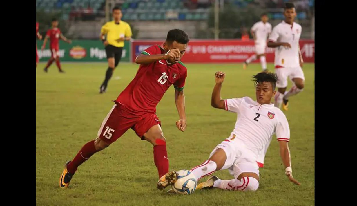 Pemain Timnas Indonesia U-19, Sadil Ramdani (kiri) berusaha elewati adangan pemain Myanmar pada laga grup B AFF U-18 2017 di Yangon, Myanmar (5/9/2017). Timnas Indonesia U-19 menang 2-1. (Bola.com/PSSI)