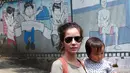 Ditemui Bintang.com di kantor Komisi Nasional Perlindungan Anak, kawasan Pasar Rebo, Jakarta Timur, Selasa (5/4/2016) Sheila mengaku komunikasi dengan suaminya agak tersendat. (Deki Prayoga/Bintang.com)