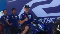 Pebalap Movistar Yamaha, Maverick Vinales, menjajal motor All New R15 di Sirkuit Sentul, Bogor, Senin (23/1/2017). (Bola.com/Andhika Putra)