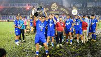 Eliano Reijnders mengangkat trofi BRI Super League 2025/2026. Persib Bandung meraih juara dan hattrick, jadi tim pertama yang melakukannya di Liga Indonesia. (Bola.com/Bagaskara Lazuardi)