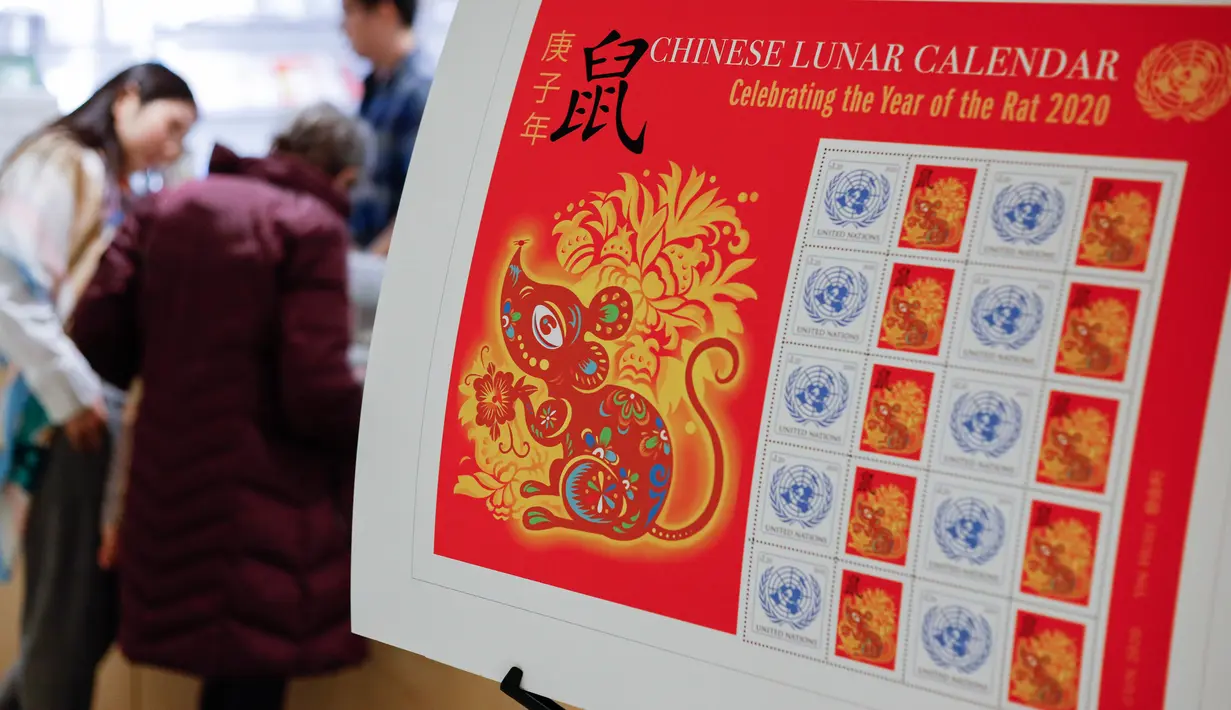 Foto yang diabadikan pada 13 Januari 2020 ini menunjukkan poster carik kenangan (stamp sheet) edisi Tahun Tikus di Administrasi Pos Perserikatan Bangsa-Bangsa (UNPA), di markas besar PBB di New York. UNPA mengeluarkan prangko edisi khusus untuk merayakan Tahun Baru Imlek. (Xinhua/Li Muzi)