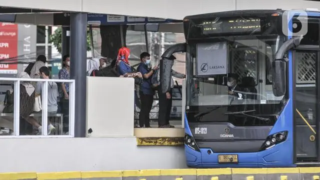 Dipisah Petugas TransJakarta