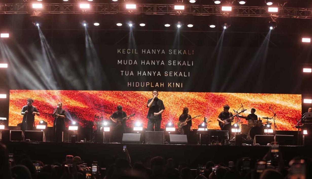Kehadirannya langsung disambut teriakan riuh dari para penggemar yang sudah menantinya sejak sore hari. Tampak dalam foto, penyanyi, Tulus saat tampil pada hari kedua gelaran KapanLagi Buka Bareng (KLBB) Festival 2026 di Stadion Madya, Kompleks Gelora Bung Karno, Senayan, Jakarta, Minggu 1 Maret 2026. (Fimela.com/Adrian Putra)