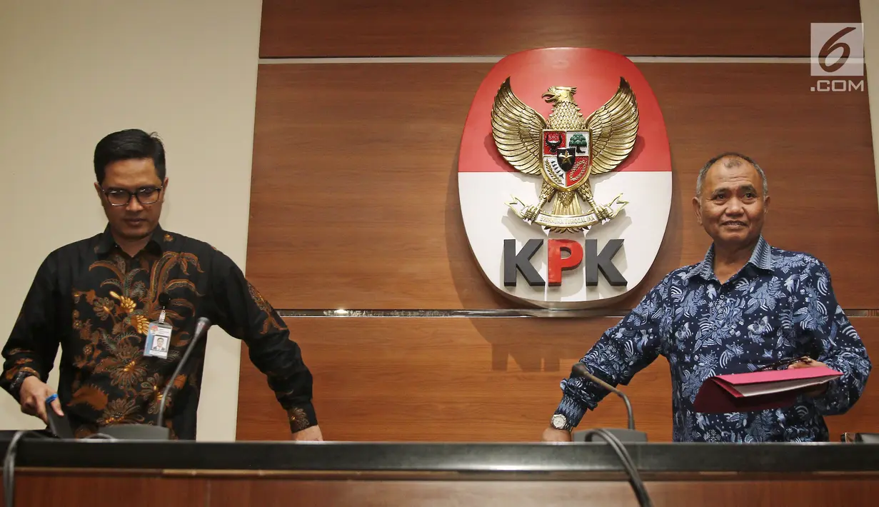 Ketua KPK Agus Rahardjo (kanan) ditemani Jubir KPK Febri Diansyah saat konferensi pers di Gedung KPK, Jakarta, Selasa (3/4). KPK menetapkan 38 anggota DPRD Sumatera Utara periode 2009-2014 dan 2014-2019 sebagai tersangka. (Liputan6.com/Herman Zakharia)