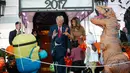 Presiden AS, Donald Trump dan Melania Trump berbincang dengan anak-anak yang melakukan tradisi Trick Or Tread pada perayaan Halloween di Gedung Putih, Senin (30/10). Para siswa dan orang tua dari 20 sekolah hadir di acara ini (AP/Pablo Martinez Monsivais)