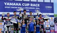 Dominasi tim Suhandi Padang 88 di kelas paling bergengsi YCR 1 pada seri pertama Yamaha Cup Race 2025 di Sirkuit Sport Center Rumbai, Pekanbaru, Riau hari Minggu, 18 Mei 2025. Tampak Riyan Ananda ada di podium teratas. (Hendry Wibowo/Bola.com)