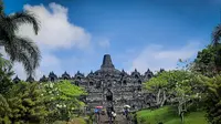 Pemerintah menunda pemberlakukan harga tiket untuk naik ke stupa Candi Borobudur sebesar Rp 750.000 untuk wisatawan domestik.(Liputan6.com/Fajar Abrori)