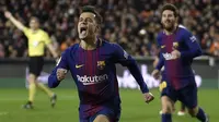 Gelandang Barcelona Philippe Coutinho merayakan gol ke gawang Valencia pada leg kedua semifinal Copa del Rey di Mestalla, Kamis (8/2/2018). (AFP/Jose Jordan)